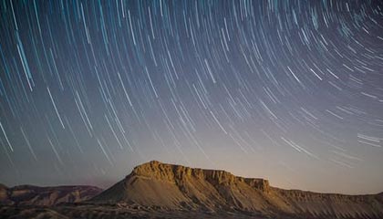 开云平台-国王鏖战独行侠，詹姆斯三分雨点燃全场：篮球盛宴背后的精彩瞬间