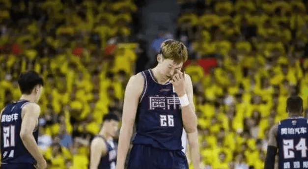 青岛队逆转深圳队,周琦点燃赛场 青岛队逆转深圳队,周琦点燃赛场